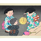 Estampe Japonaise de Kiyohara Hitoshi montrant des enfants en yukata avec jouant avec des feux d’artifice