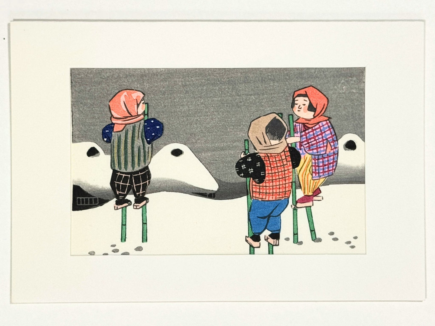 Estampe Japonaise de Kiyohara Hitoshi montrant des enfants marchant sur échasses dans la neige avec passe-partout