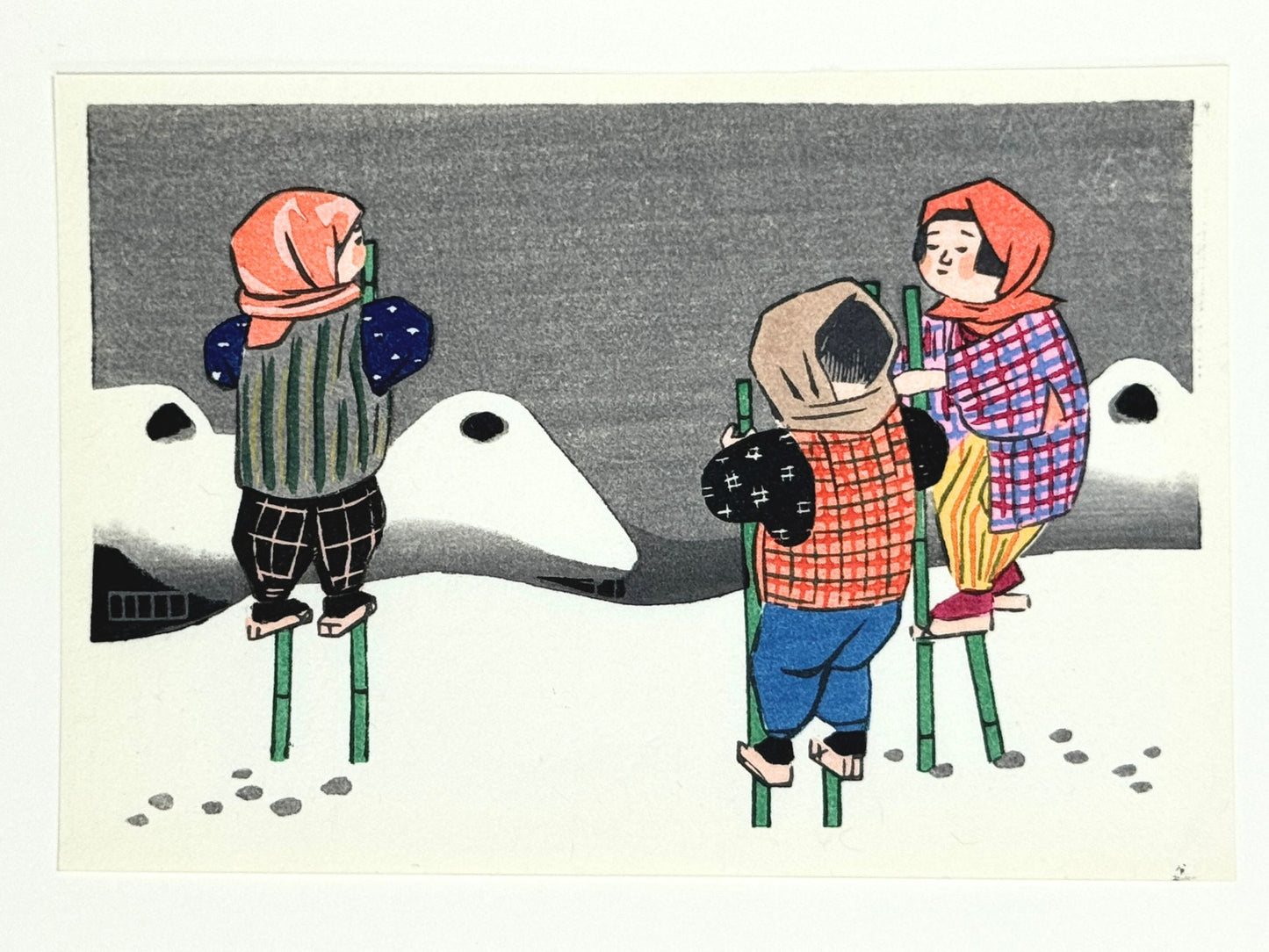 Estampe Japonaise de Kiyohara Hitoshi montrant des enfants marchant sur échasses dans la neige