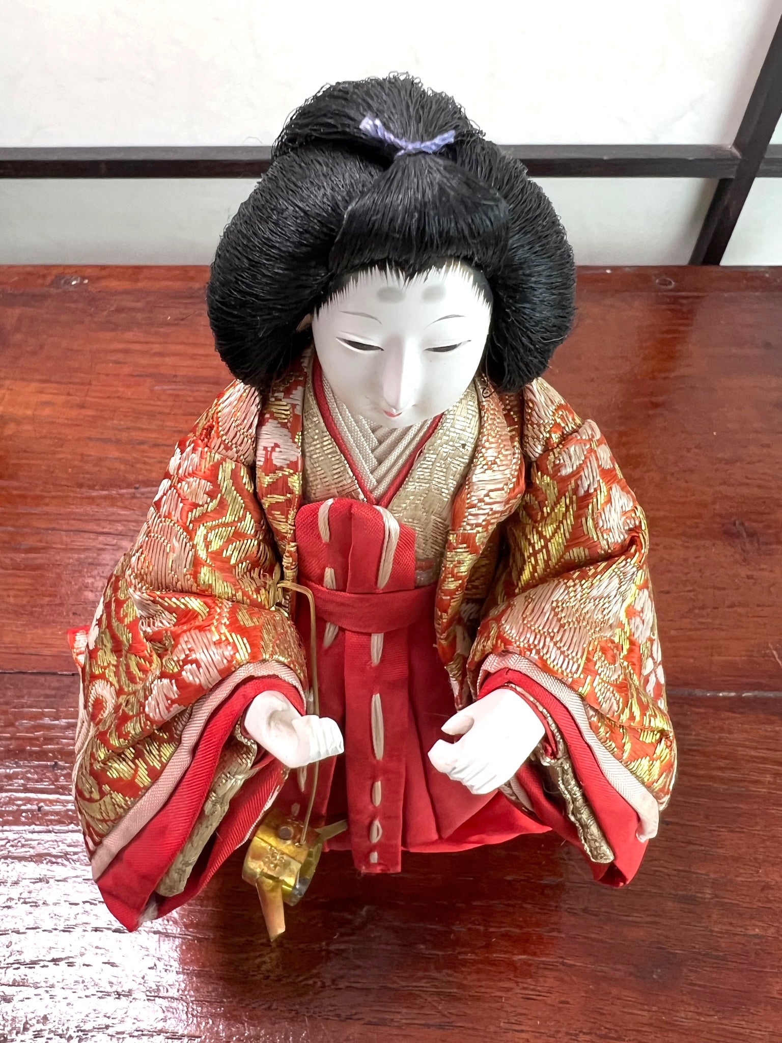 Poupée Japonaise Traditionnelle Hina Matsuri | Dame de la cour et son pot à eau vue de haut