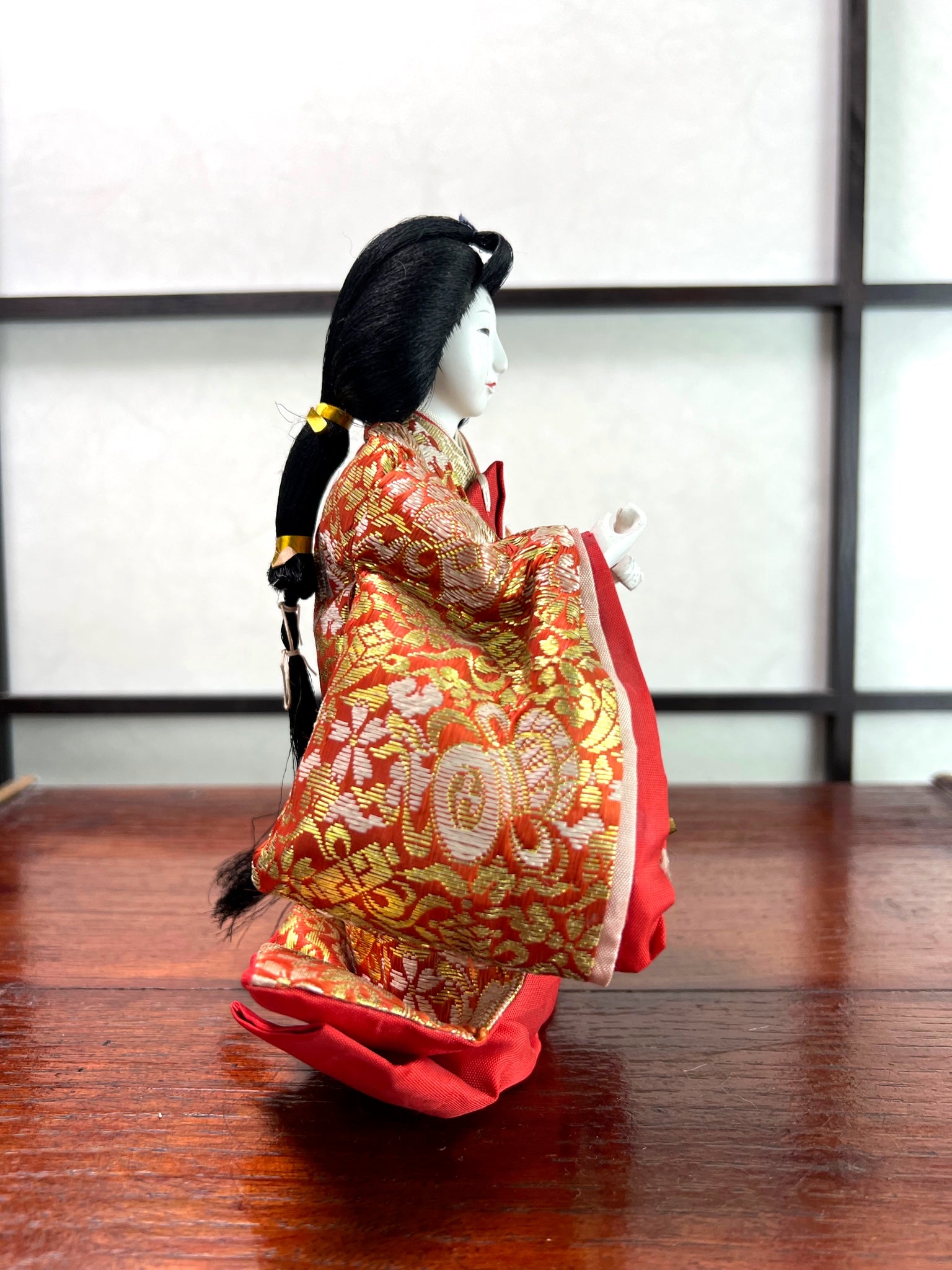Poupée Japonaise Traditionnelle Hina Matsuri | Dame de la cour et son pot à eau coté droit