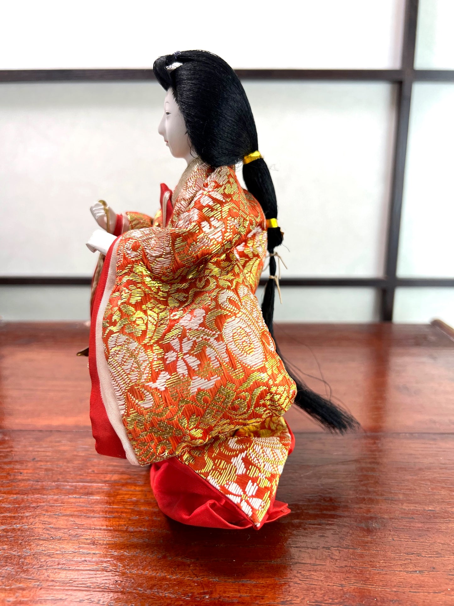 Poupée Japonaise Traditionnelle Hina Matsuri | Dame de la cour et son pot à eau coté gauche