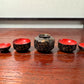 vaisselles japonaises miniature en bois laqué noir et rouge à motifs dorés