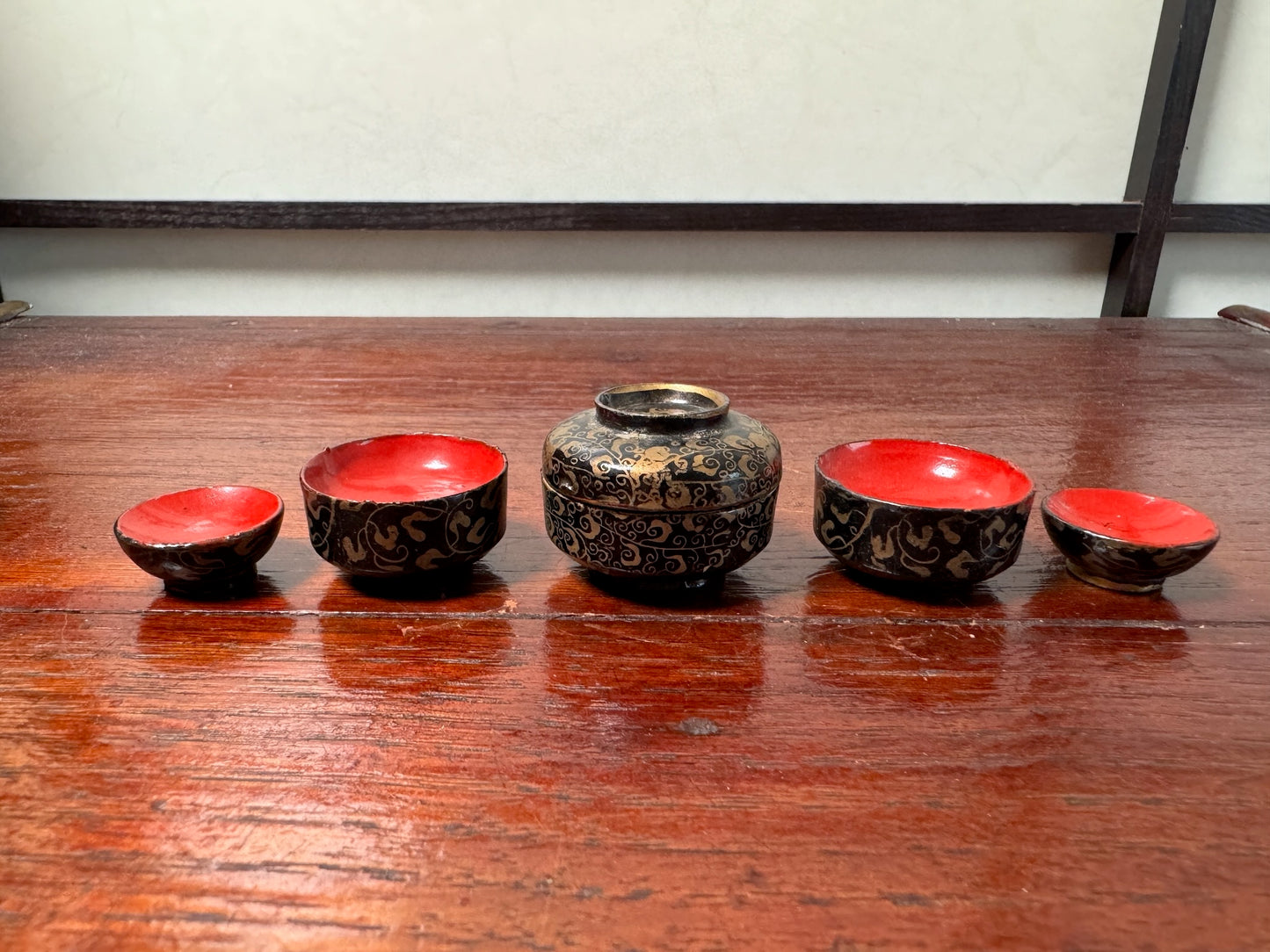 vaisselles japonaises miniature en bois laqué noir et rouge à motifs dorés