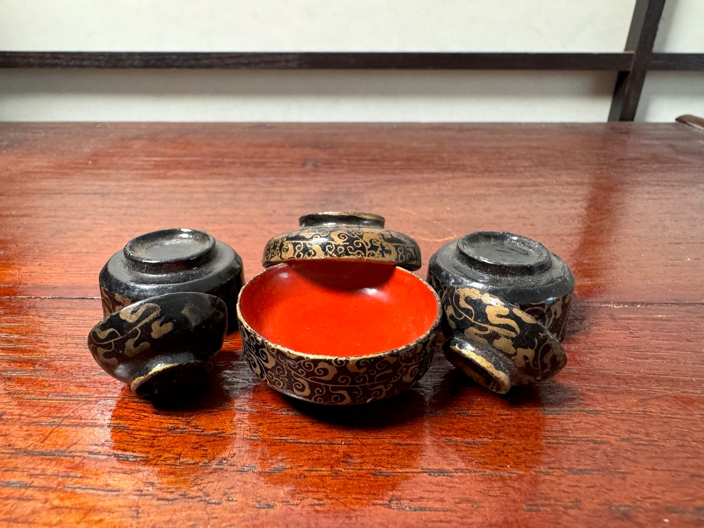 vaisselles japonaises miniature en bois laqué noir et rouge à motifs dorés, avec couvercle
