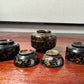 vaisselles japonaises miniature en bois laqué noir et rouge à motifs  vegetals dorés