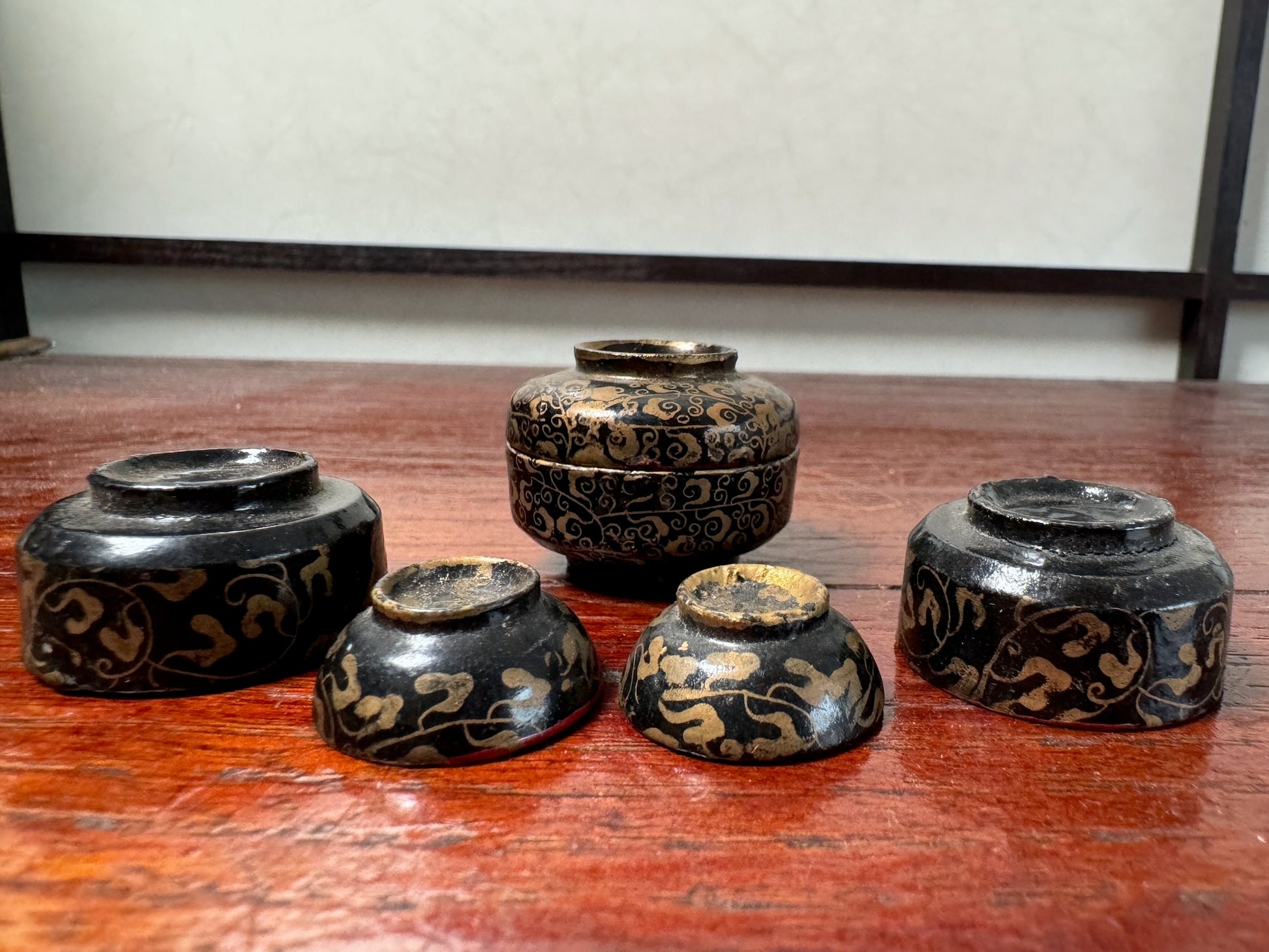 vaisselles japonaises miniature en bois laqué noir et rouge à motifs  vegetals dorés