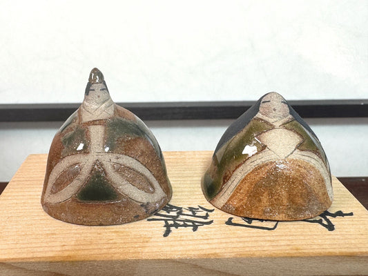 duo de poupées impériales japonaises en céramique émaillée, signé Hayashi Hisa en gros plan