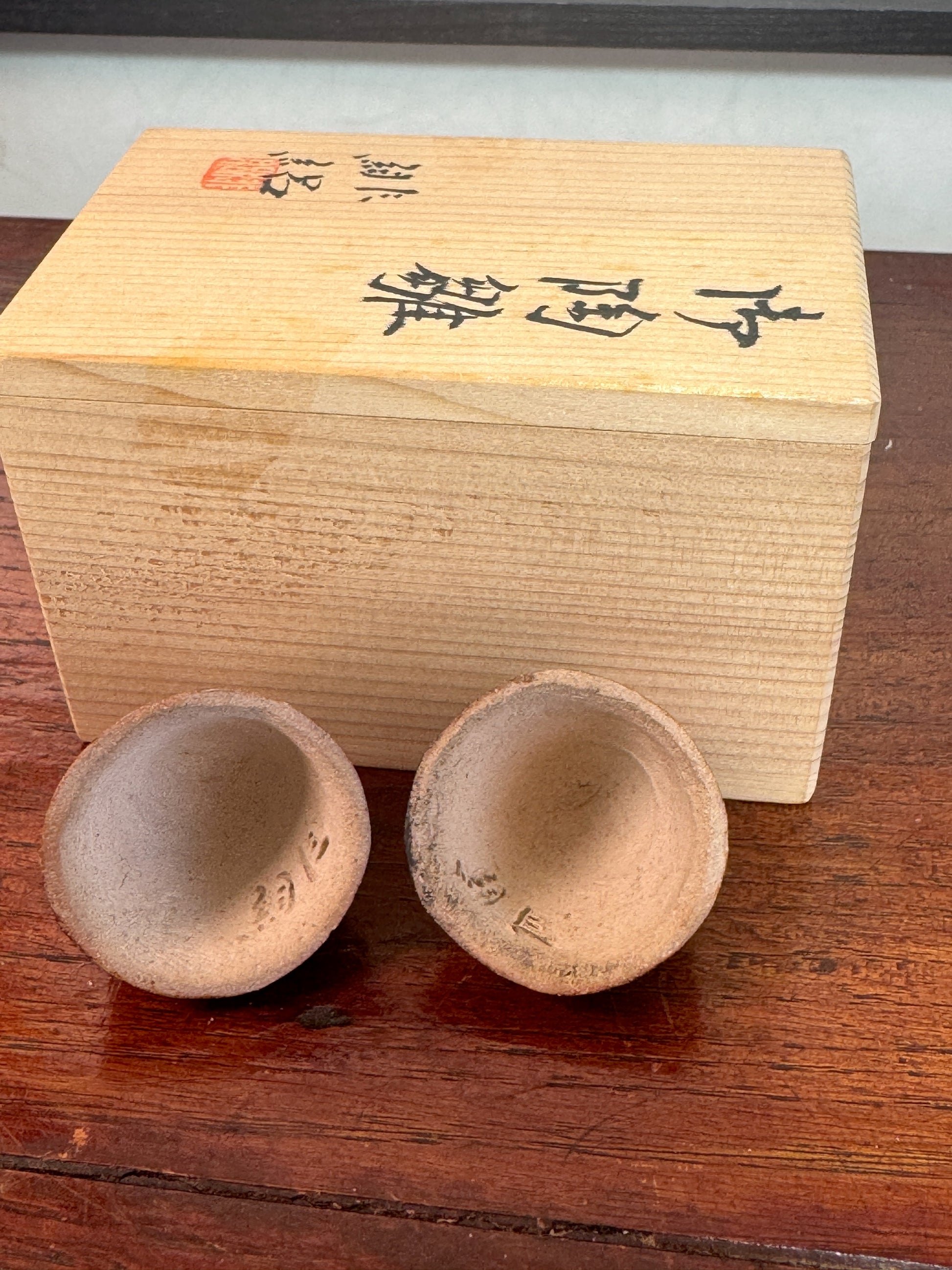 duo de poupées impériales japonaises en céramique émaillée, signé Hayashi Hisa, vu de dessous avec boite