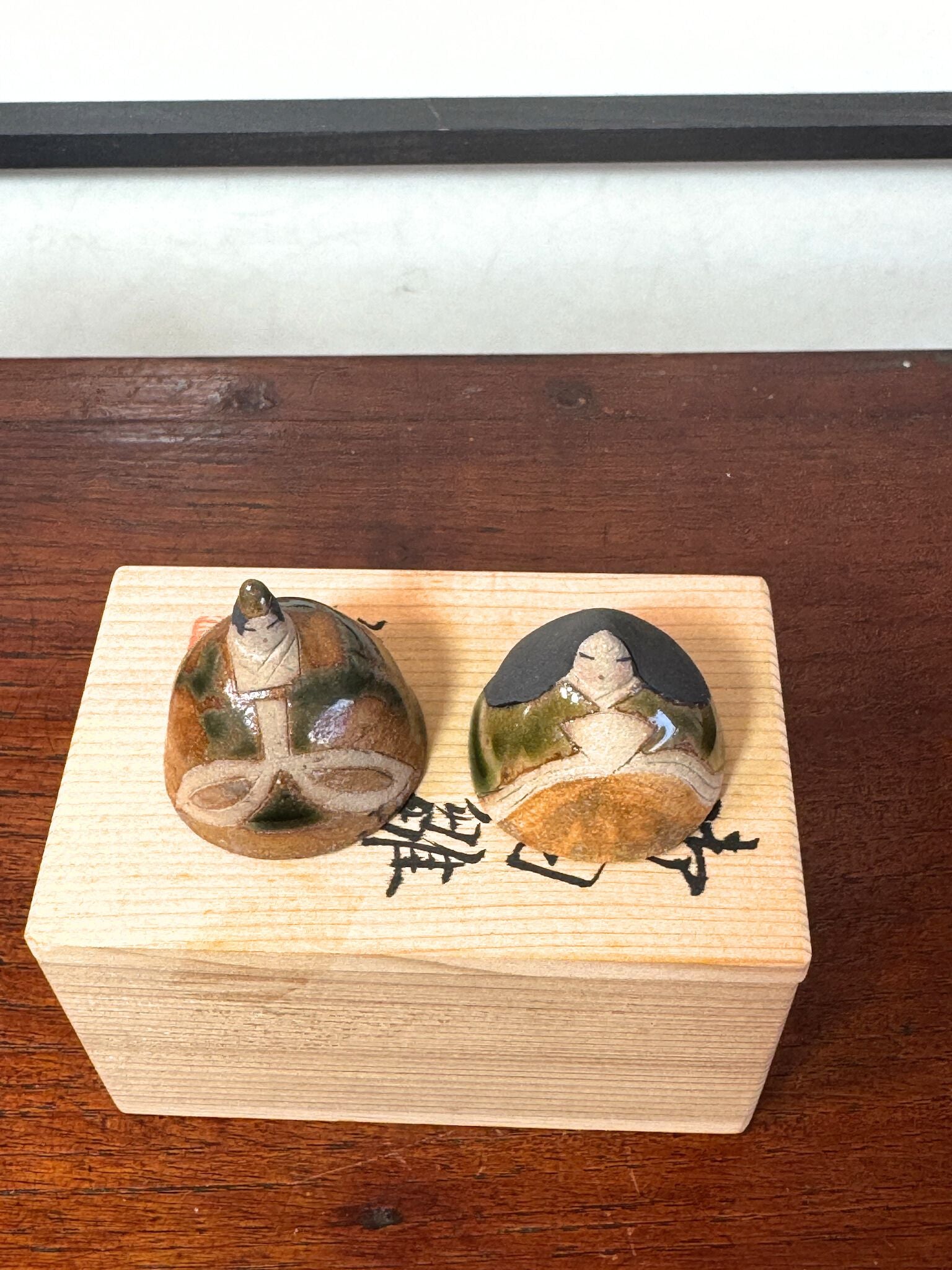 duo de poupées impériales japonaises en céramique émaillée, signé Hayashi Hisa, vu de dessus