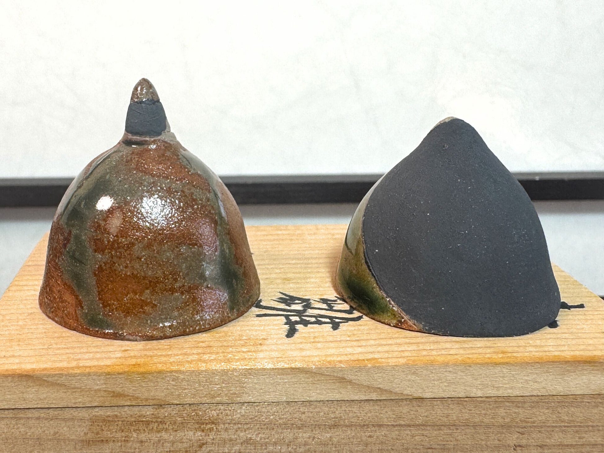 duo de poupées impériales japonaises en céramique émaillée, signé Hayashi Hisa, vu de dos