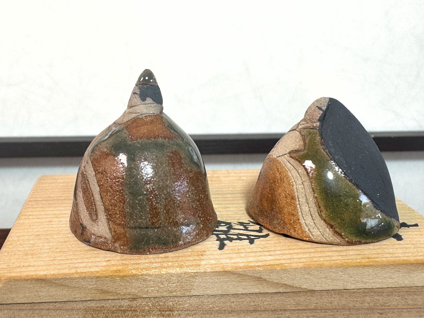 duo de poupées impériales japonaises en céramique émaillée, signé Hayashi Hisa, profil gauche