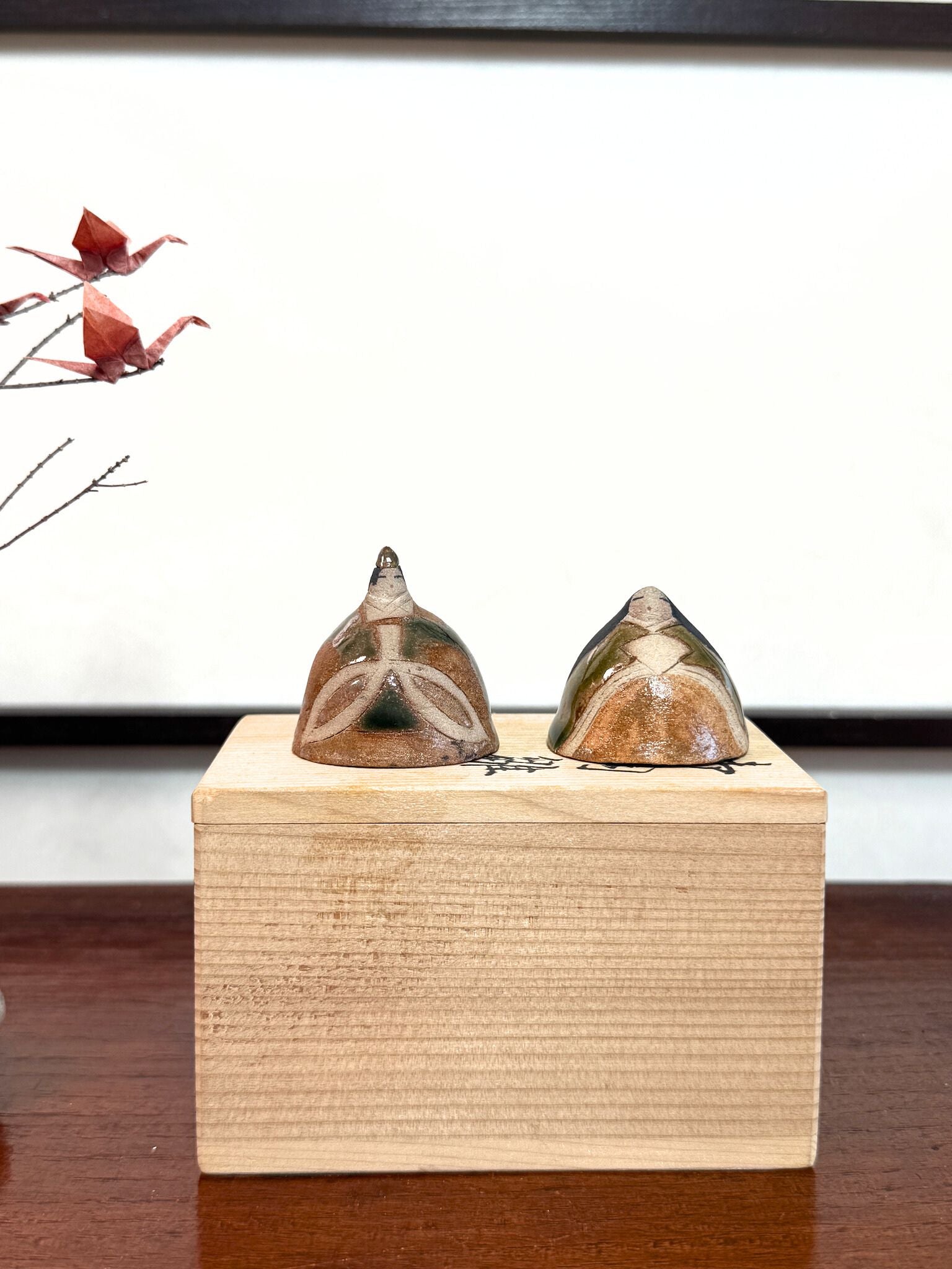 duo de poupées impériales japonaises en céramique émaillée, signé Hayashi Hisa, sur boite