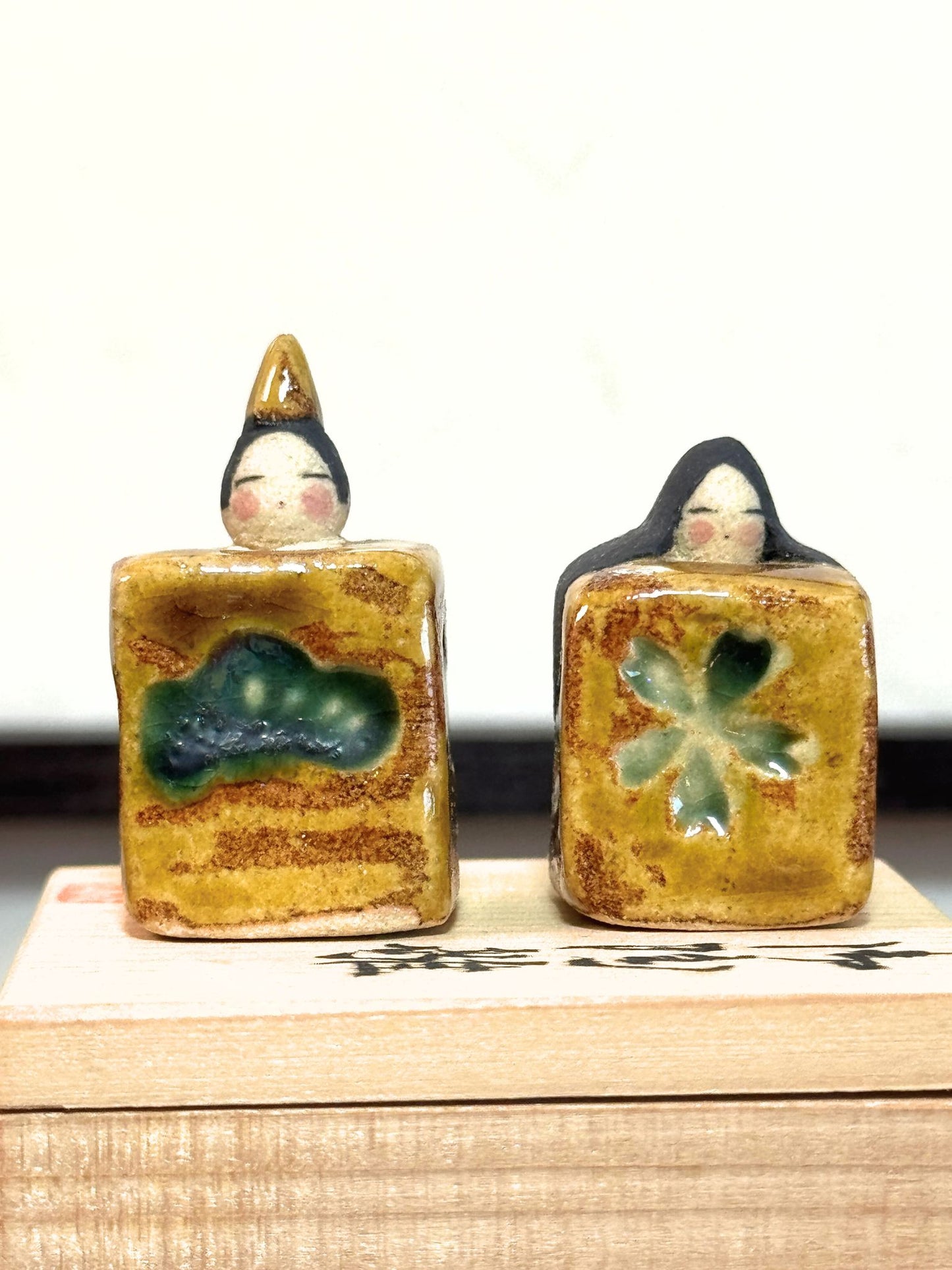 couple de poupées impériales japonaises cubiques en céramique émaillée sur boîte en bois
