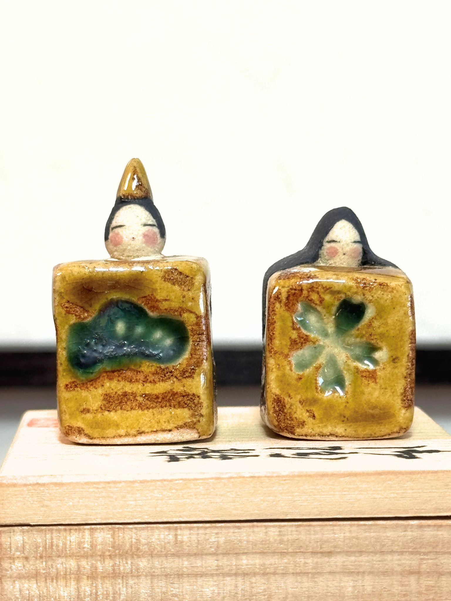 couple de poupées impériales japonaises cubiques en céramique émaillée sur boîte en bois