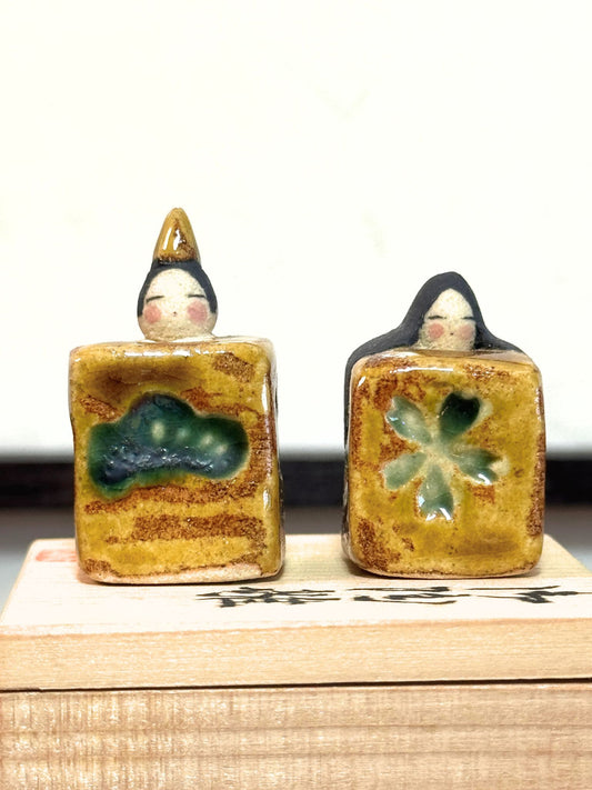 couple de poupées impériales japonaises cubiques en céramique émaillée sur boîte en bois