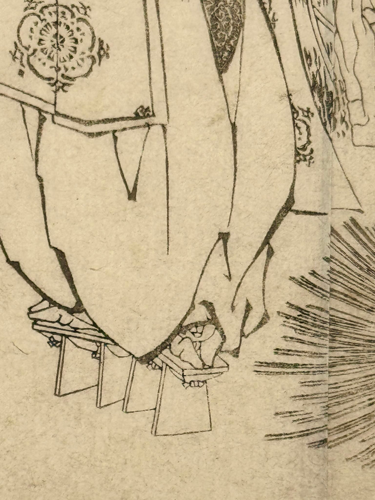 Estampe Japonaise de Hokusai représentant le samouraï Taira no Tadamori capturant un moine, gros plan sur lmes geta du samouraï