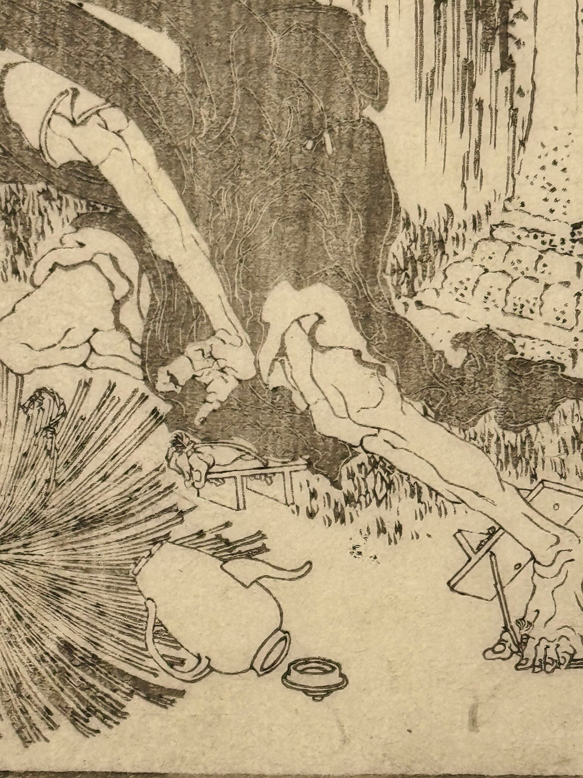 Estampe Japonaise de Hokusai représentant le samouraï Taira no Tadamori capturant un moine, gros plan sur le pot renversé et les pieds du moine