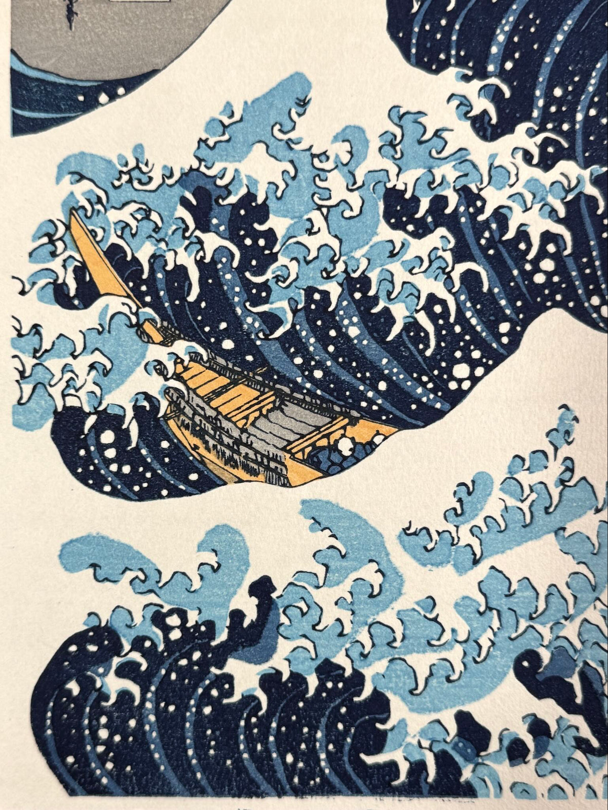 estampe japonaise de Hokusai, la grande vague de Kanagawa, gros plan sur un bateau