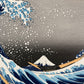 estampe japonaise de Hokusai, la grande vague de Kanagawa, gros plan sur le Mont Fuji et les gouttelettes d'eau