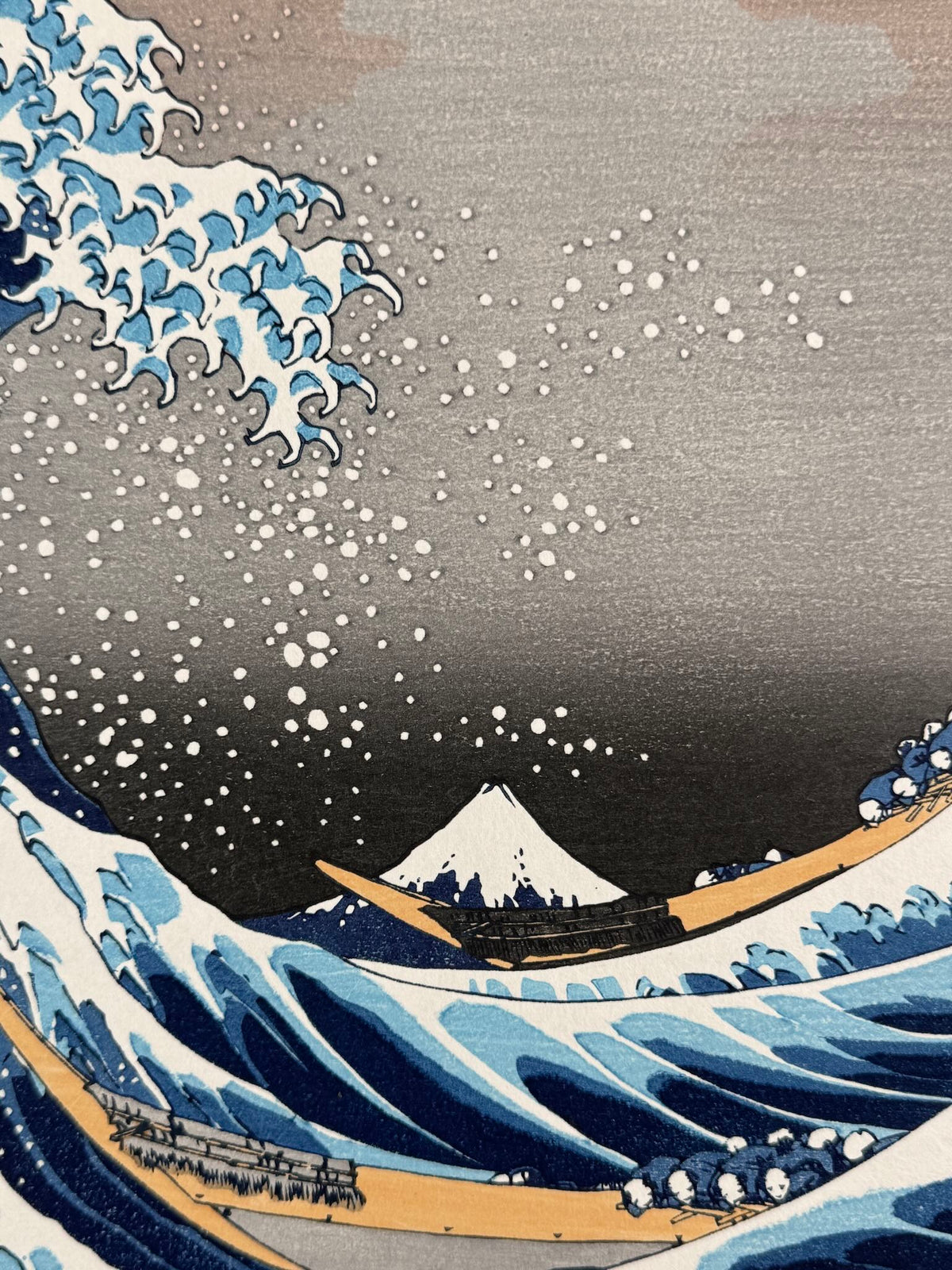 estampe japonaise de Hokusai, la grande vague de Kanagawa, gros plan sur le Mont Fuji et les gouttelettes d'eau
