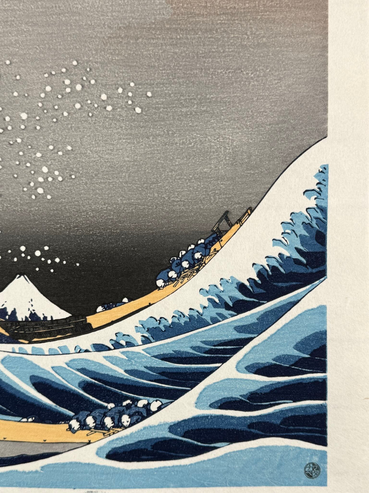 estampe japonaise de Hokusai, la grande vague de Kanagawa, gros plan sur les personnages et le sceau de l'éditeur