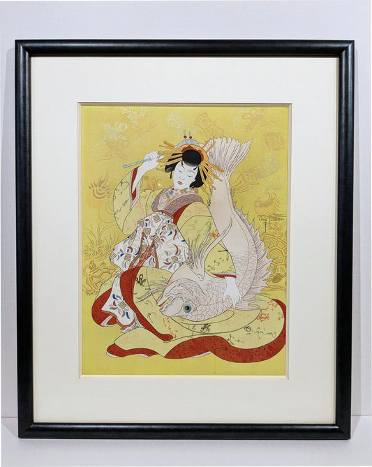 estampe japonaise encadrée dieu du bonheur Ebisu en femme avec kimono tenant une carpe koi sous son bras, avec un cadre noir