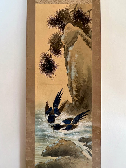 kakejiku vintage japonais de deux pies au bord de l'eau et de rocher branche de pin et soie