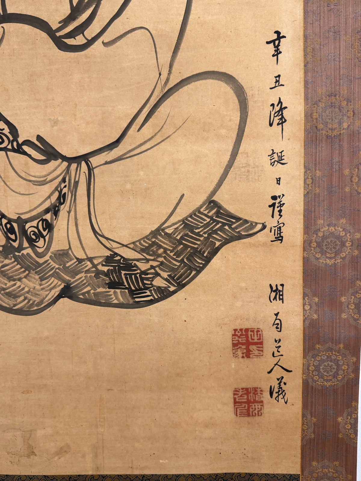 Kakejiku ancien représentant Kannon sous un halo, la signature de l'artiste