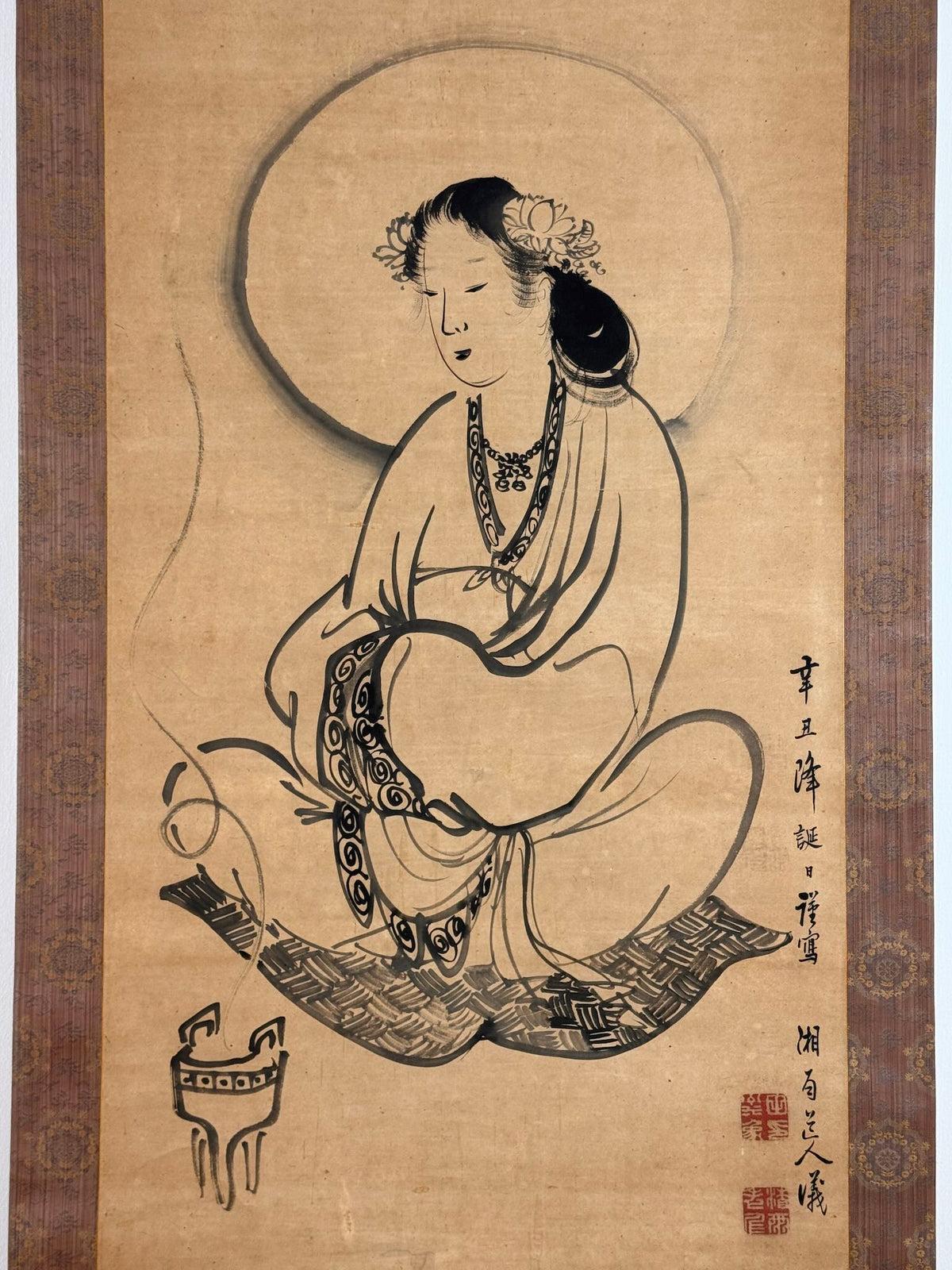 Kakejiku ancien représentant Kannon sous un halo, gros plan sur le dessin