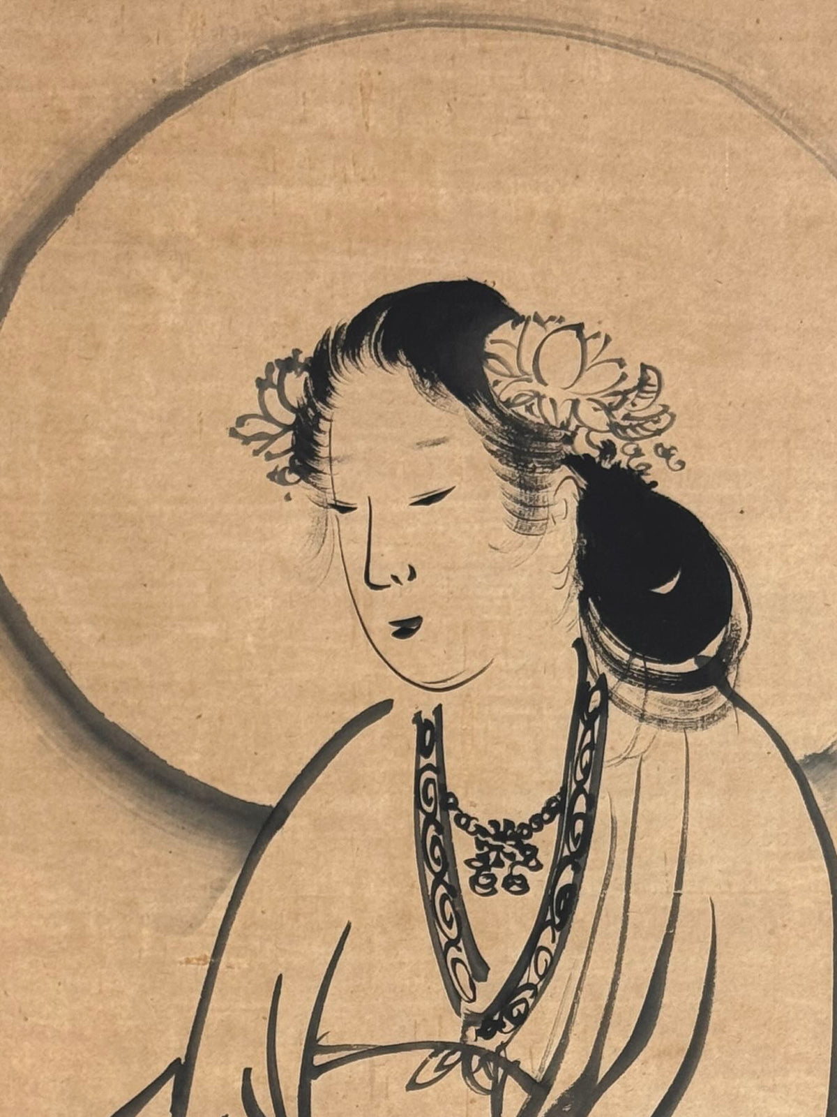 Kakejiku ancien représentant Kannon sous un halo, gros plan sur le visage