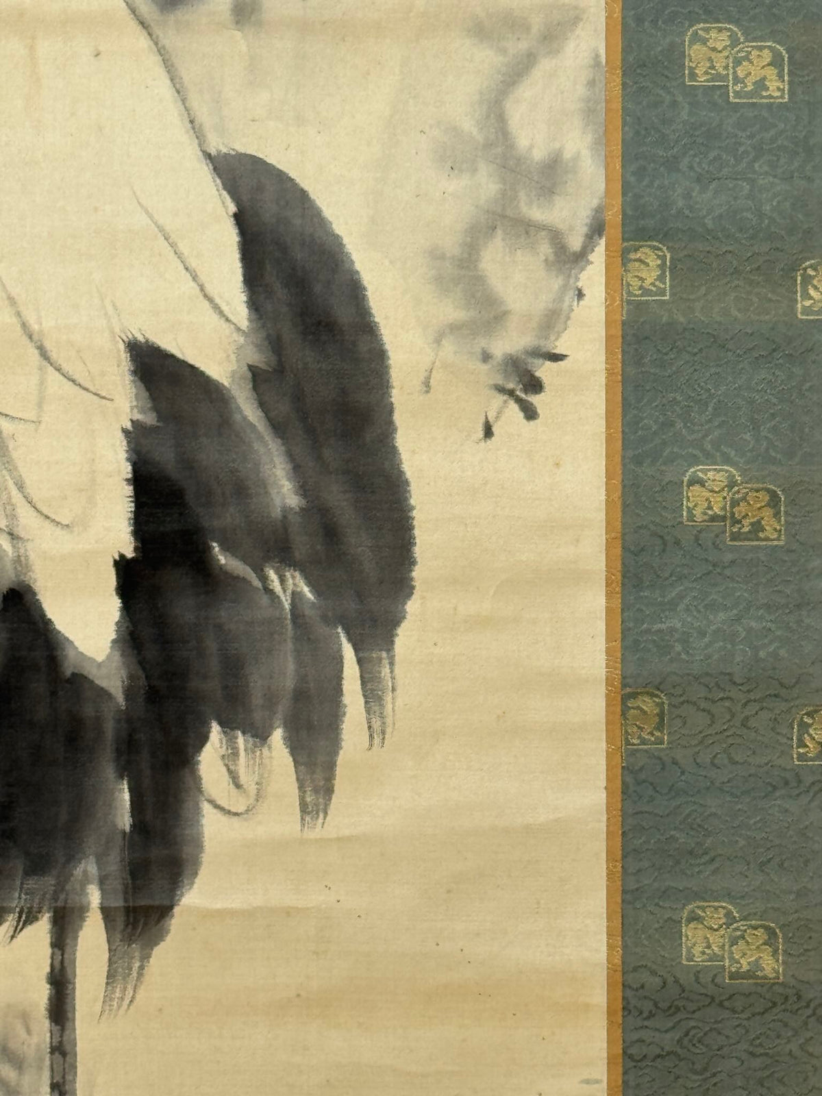Kakejiku ancien d’Ueda Kōho représentant une grue sous un pin, gros plan sur les plumes et la soie