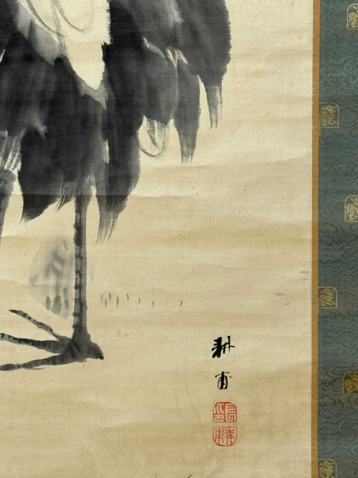 Kakejiku ancien d’Ueda Kōho représentant une grue sous un pin, la signature de l'artiste