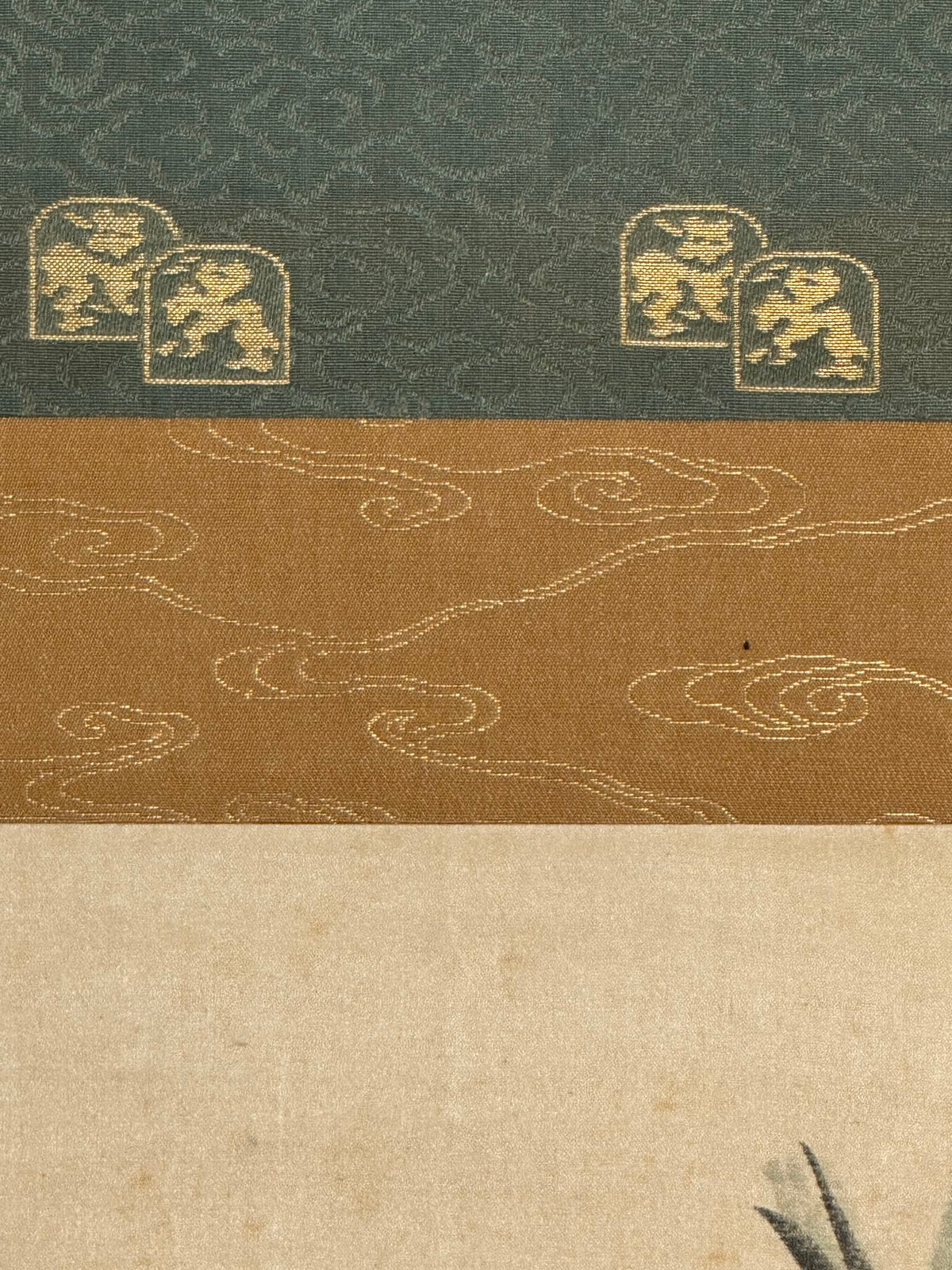 Kakejiku ancien d’Ueda Kōho représentant une grue sous un pin, gros plan sur le tissu
