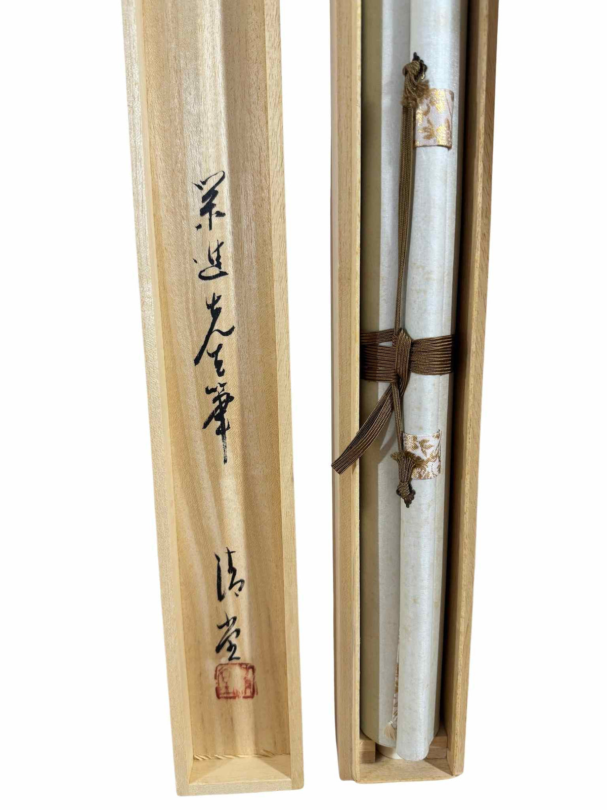 Kakejiku japonais avec montagnes, pagode, cascade et pont rouge, la boite de rangement en bois avec texte intérieur