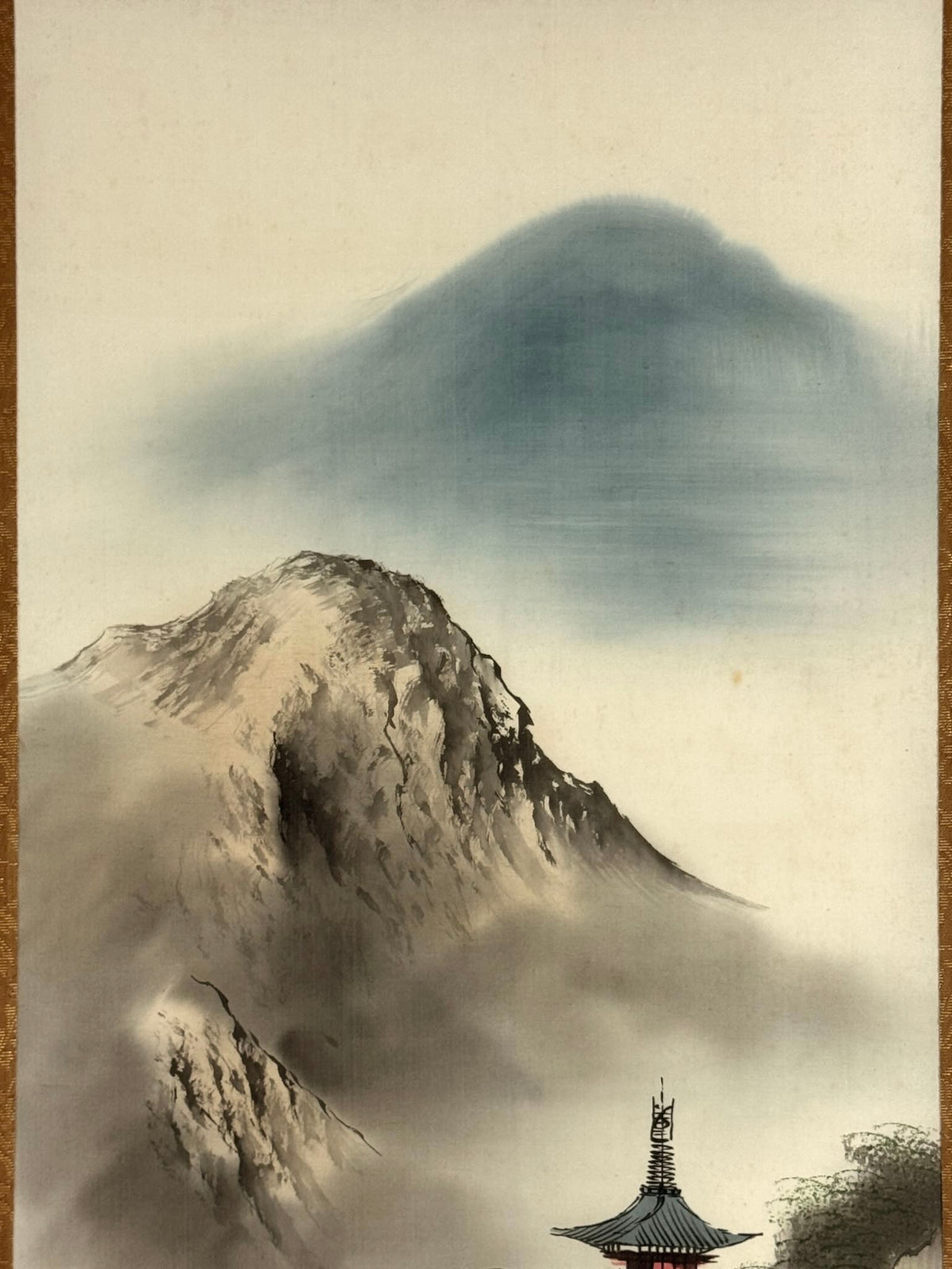 Kakejiku japonais avec montagnes, pagode, cascade et pont rouge, gros plan sur la montagne