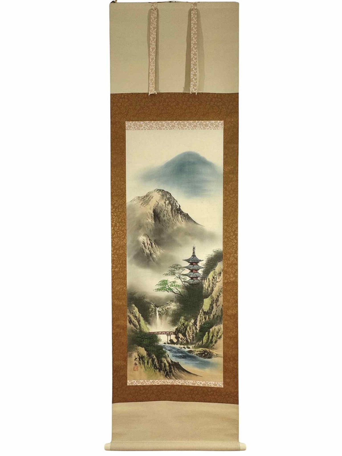 Kakejiku japonais avec montagnes, pagode, cascade et pont rouge.