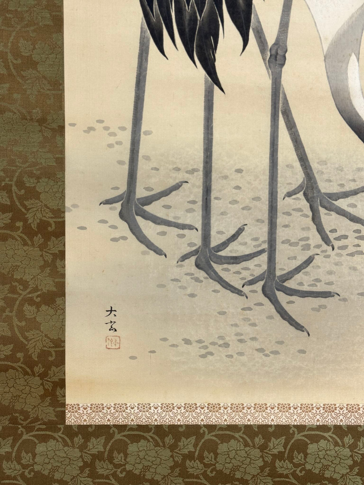 Kakejiku de Yokoyama Daigen représentant deux grues sous un pin, gros plan sur les pattes et la signature