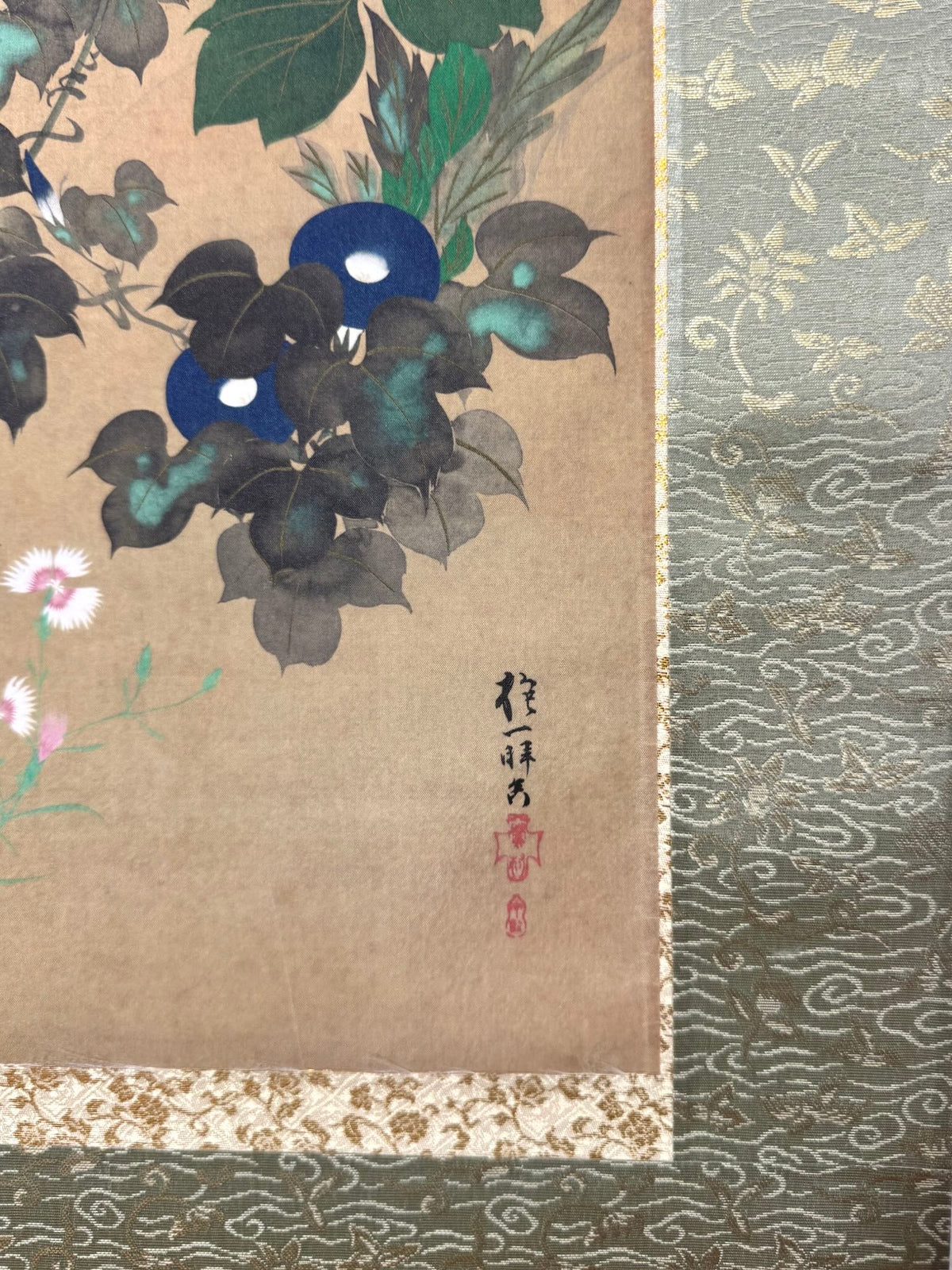 Kakejiku Nanakusa-zu aux sept herbes d’automne d’après Sakai Hōitsu, gros plan sur la signature