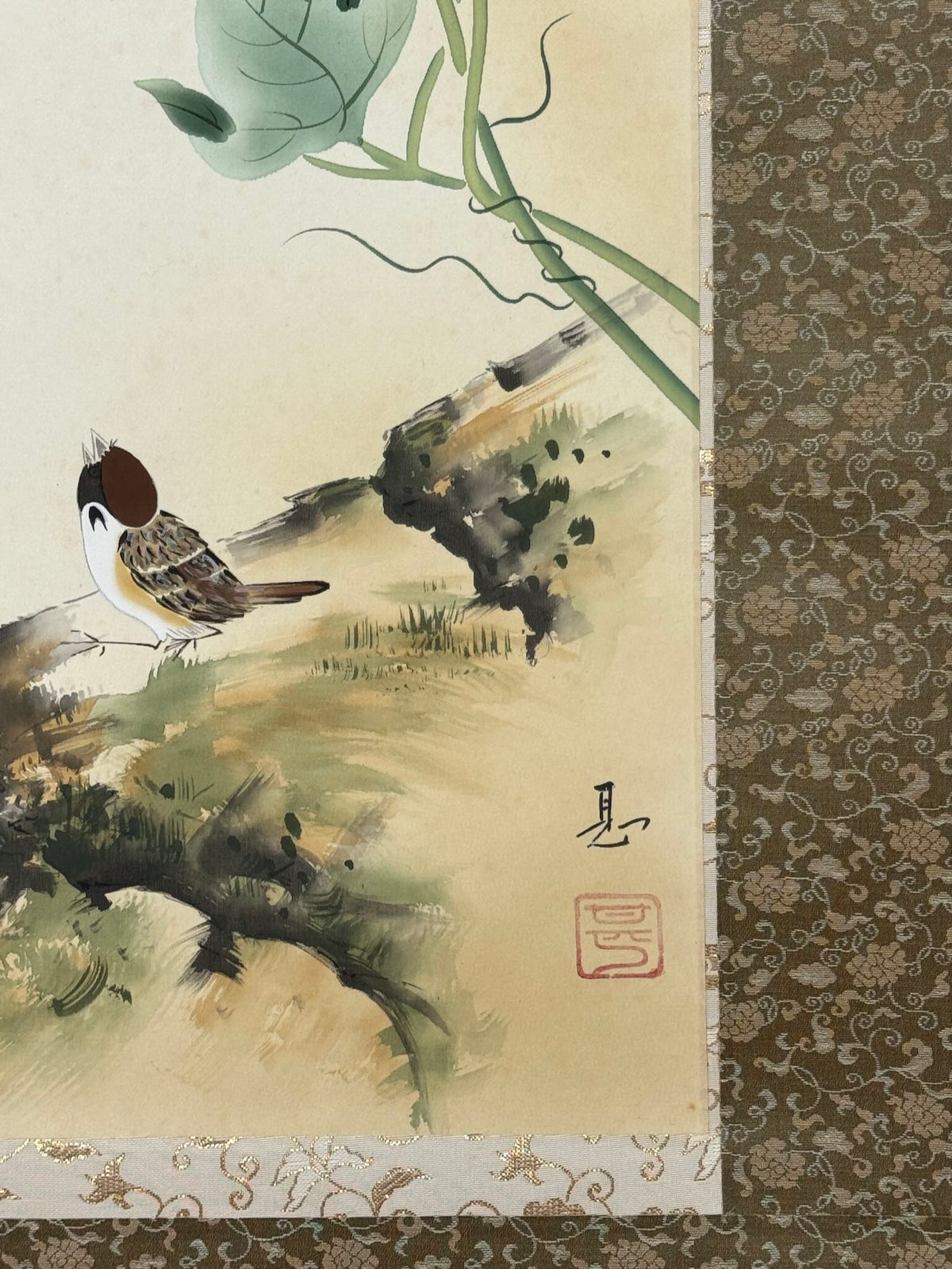 Kakejiku de Nakayama Jin aux six calebasses et deux moineaux., gros plan sur un moineau et la signature de l'artiste