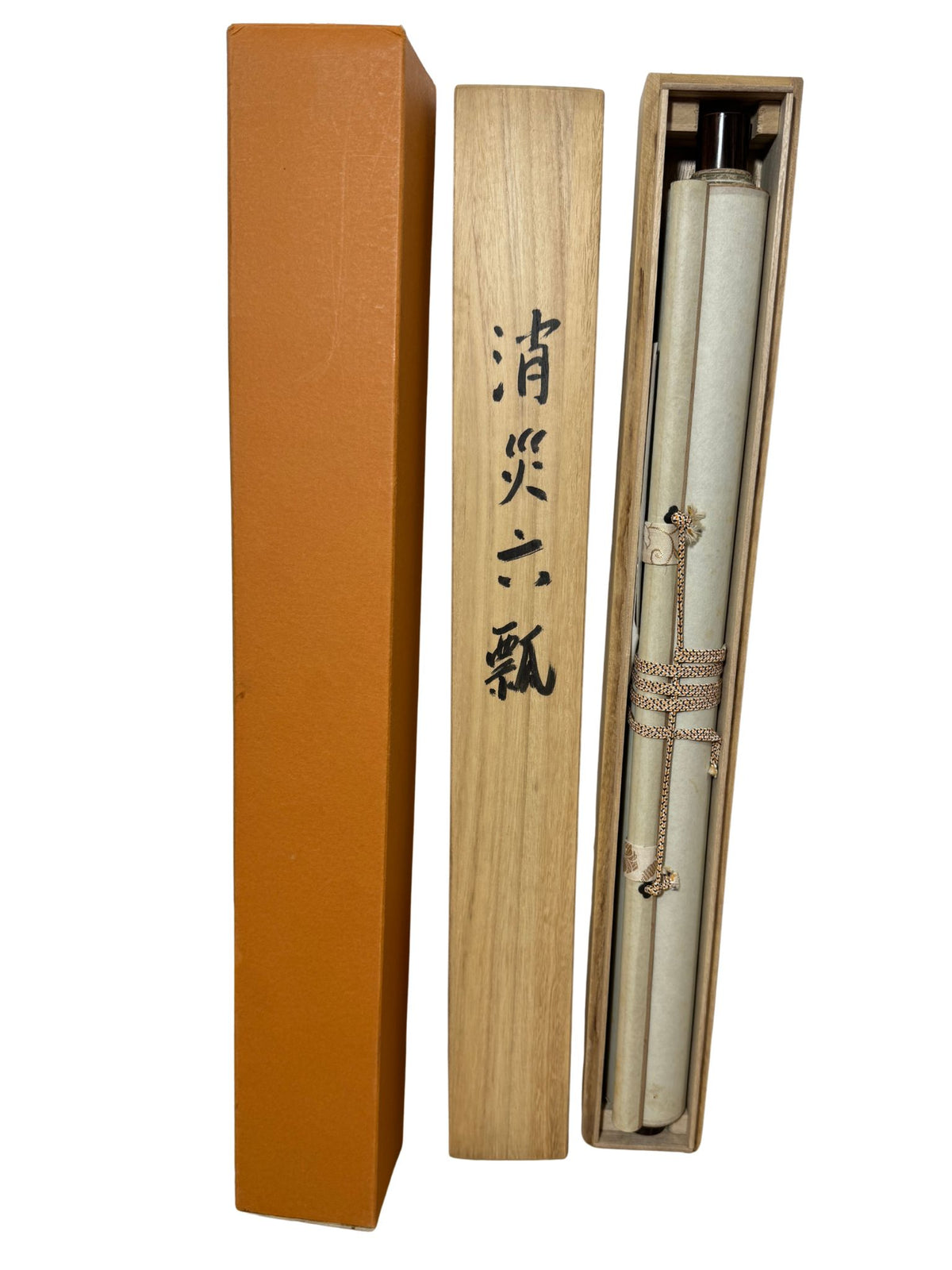 Kakejiku de Nakayama Jin aux six calebasses et deux moineaux., gros plan sur les bois de rangement