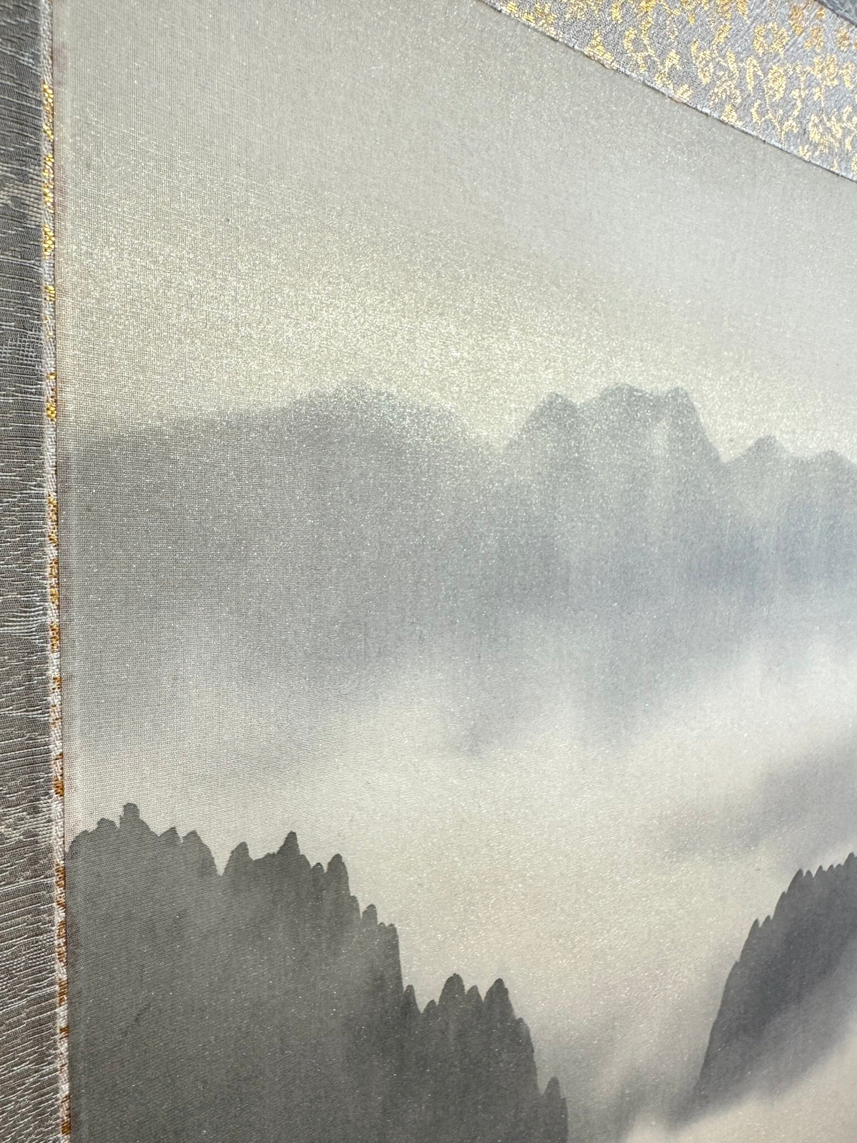 Kakejiku ancien de Tomoaki – Paysage de montagne et cascade sur soie