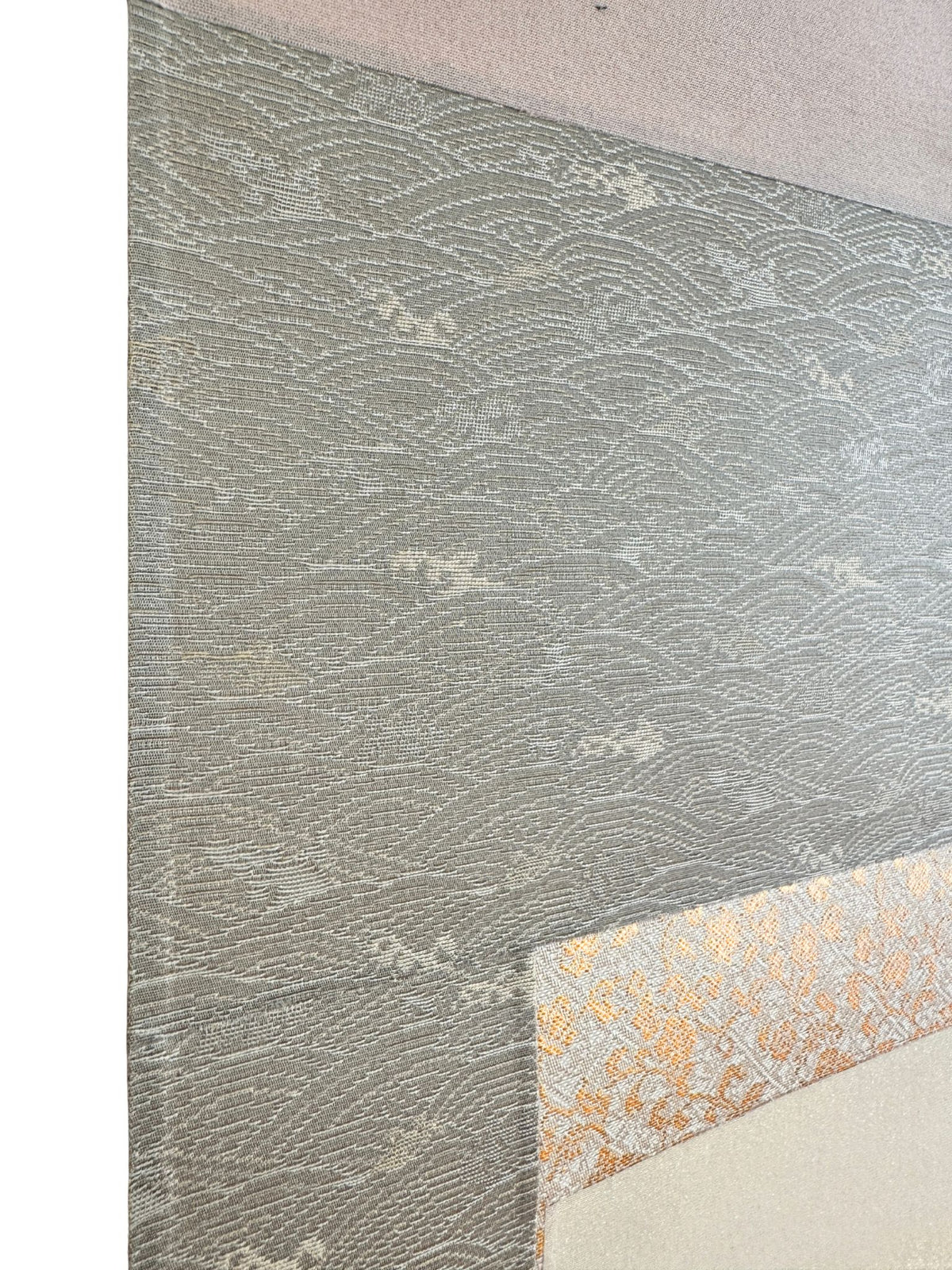 Kakejiku ancien de Tomoaki – Paysage de montagne et cascade sur soie