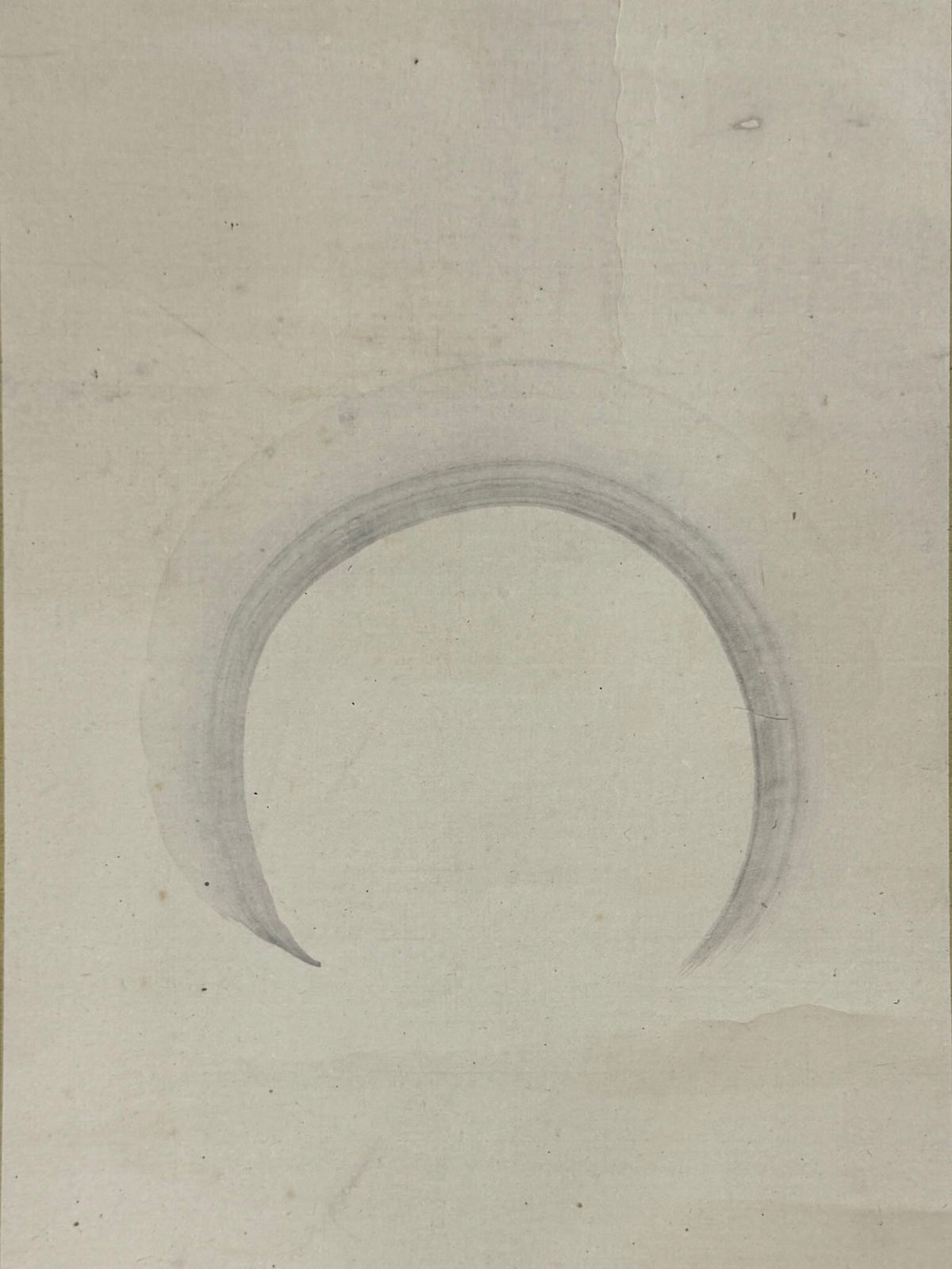 akejiku de Mochizuki Kinpō représentant un tanuki sous la lune, gros plan sur la lune