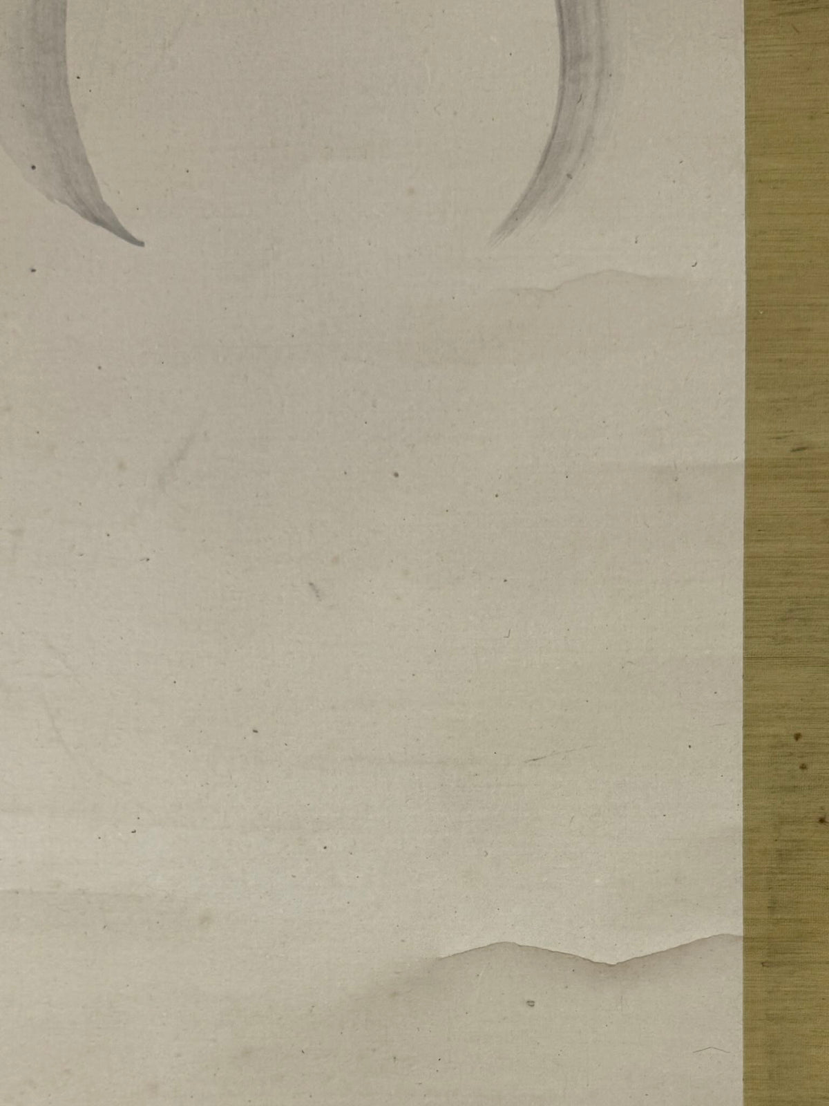 akejiku de Mochizuki Kinpō représentant un tanuki sous la lune, gros plan sur une pliure du papier
