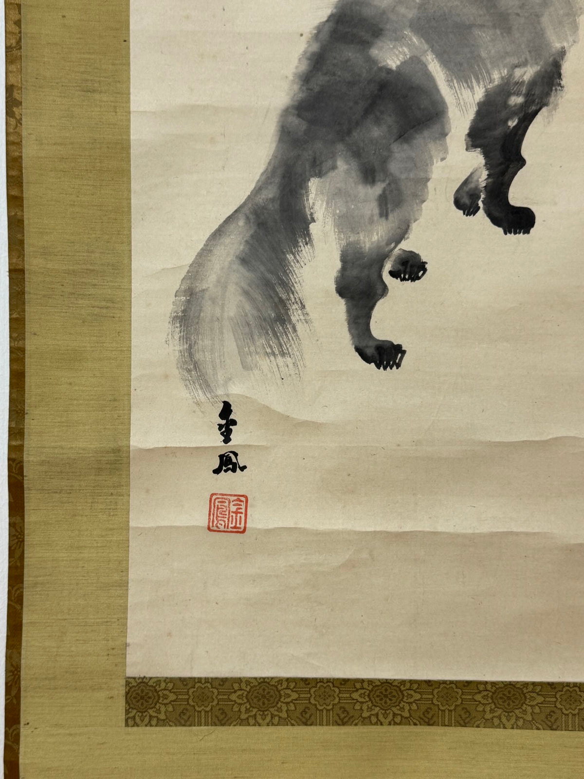 akejiku de Mochizuki Kinpō représentant un tanuki sous la lune, gros plan sur la signature