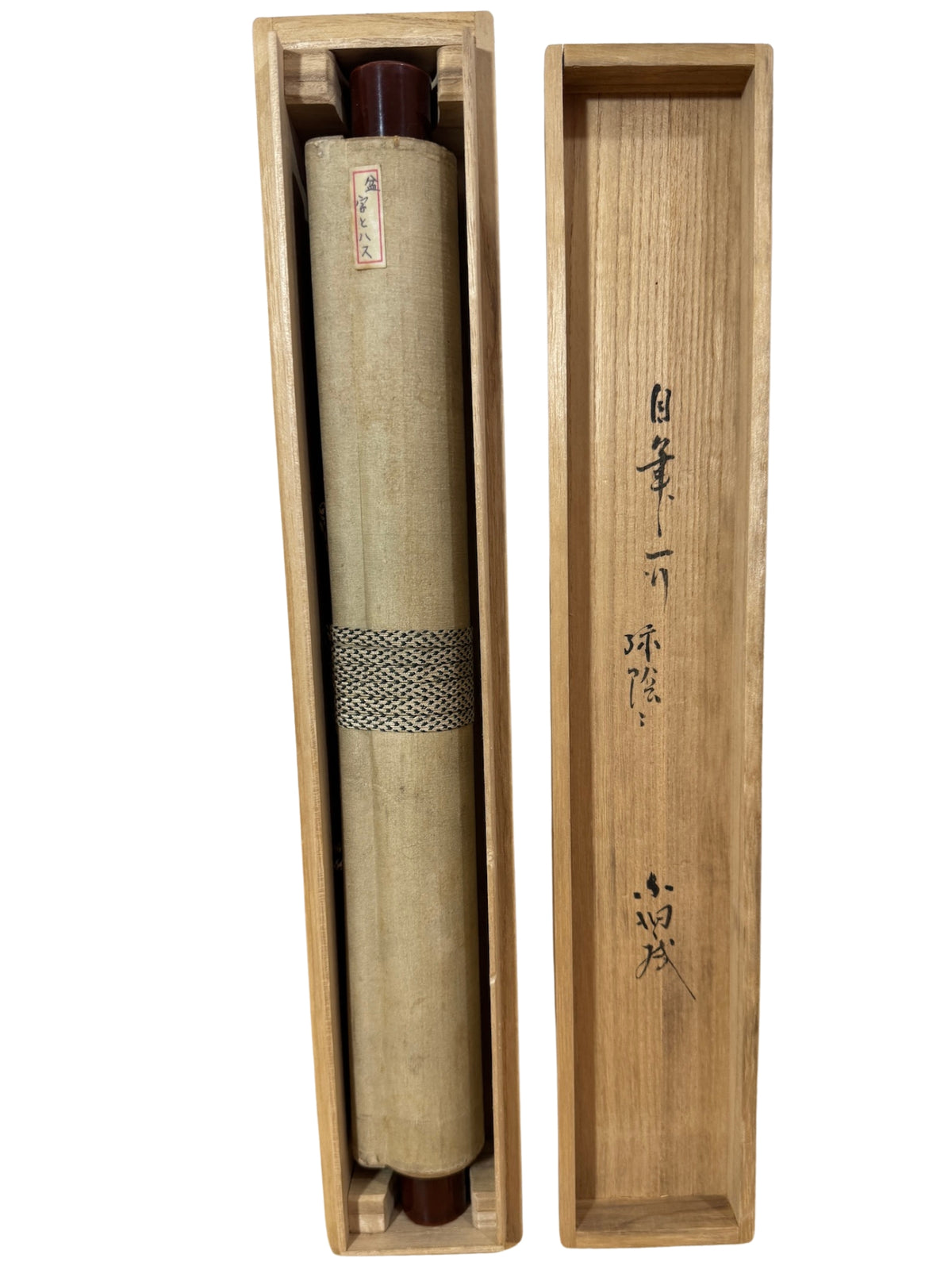 Kakejiku japonais de 1910 avec lotus à l’encre et calligraphie, gros plan sur la boite 