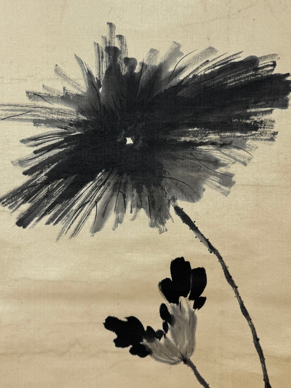 Kakejiku japonais de 1910 avec lotus à l’encre et calligraphie, gros plan sur la leur éclose