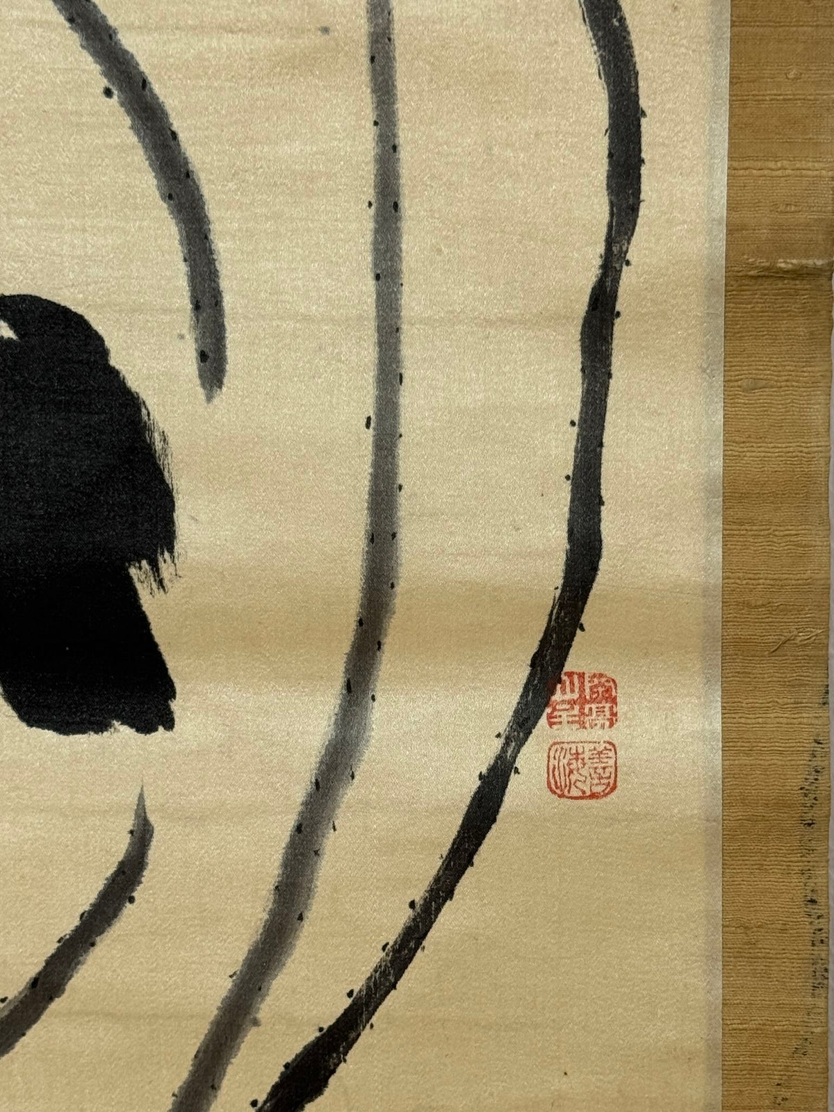 Kakejiku japonais de 1910 avec lotus à l’encre et calligraphie, gros plan sur la signature