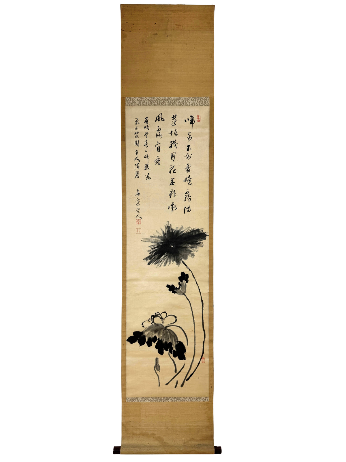 Kakejiku japonais de 1910 avec lotus à l’encre et calligraphie.